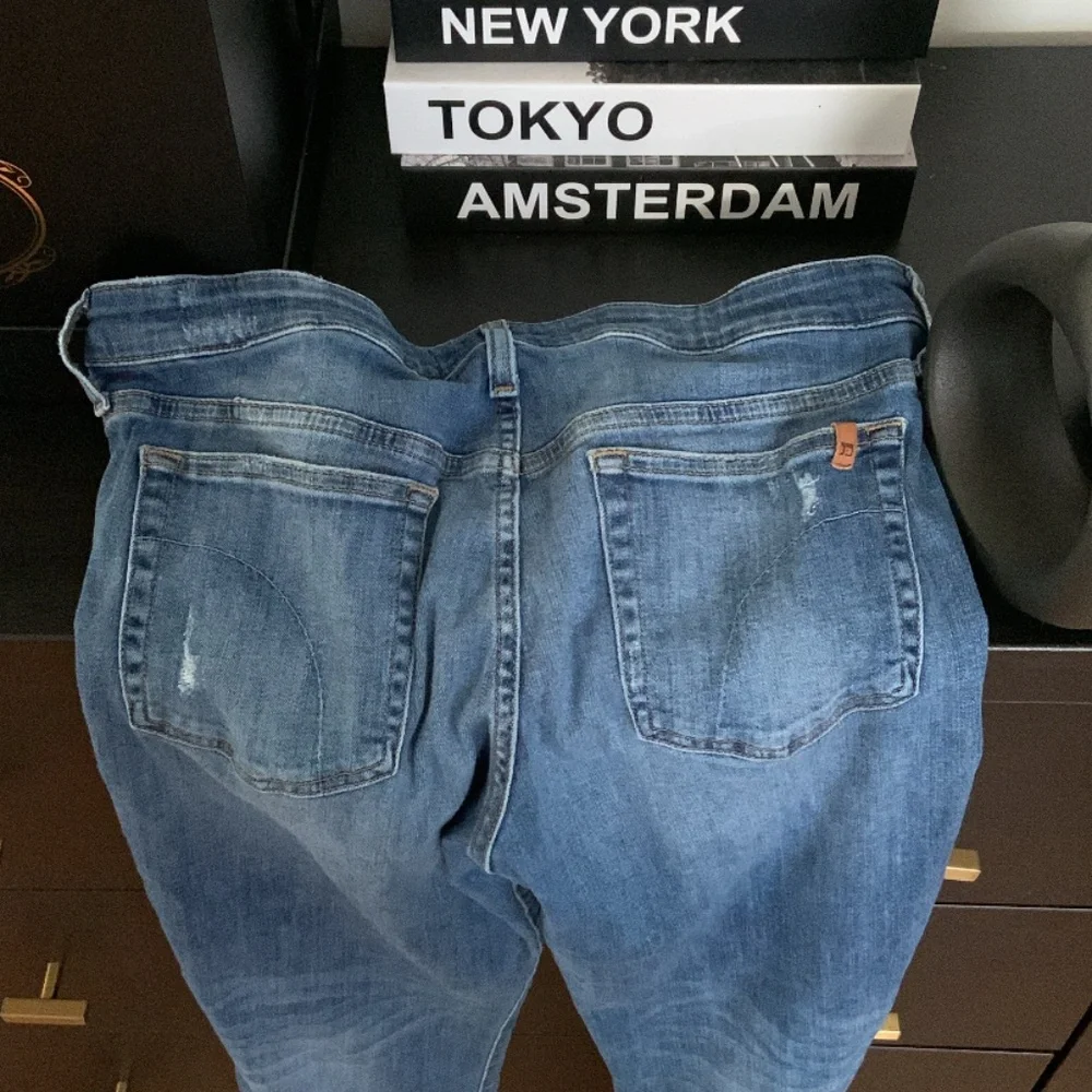 Women’s Size 32W Denim ripped Joe’s Jeans - Picture 9 of 11